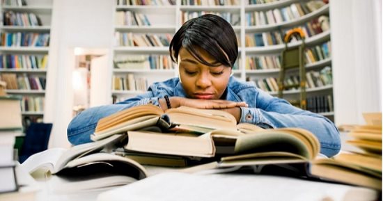 4 أبراج هتلاقيها كل يوم فى معرض الكتاب.. أبرزهم الجوزاء والقوس