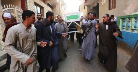 الآلاف يودعون الزميل علام عبد الغفار لمثواه الأخير بمسقط رأسه بالفيوم.. صور 