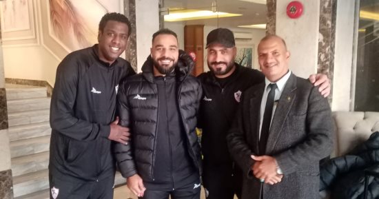المشجعون يلتقطون صورا تذكارية مع لاعبى الزمالك قبل لقاء المحلة