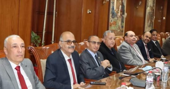 رئيس جامعة المنوفية يعقد لقاءه الأول بعمداء الكليات