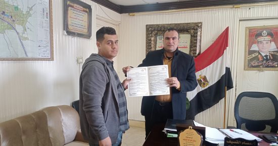 محافظ كفر الشيخ يشهد تسليم 6 عقود تقنين أراضى أملاك دولة للمستفيدين