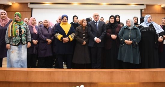 محافظ بورسعيد يلتقى العاملين بالأمن والنظافة ويقدم الشكر لهم