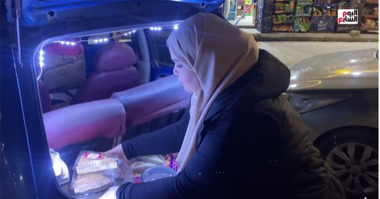 سيدة الحلويات.. "دعاء" بتعمل كل حاجة حلوة فى البيت وبتسوّق بعربيتها