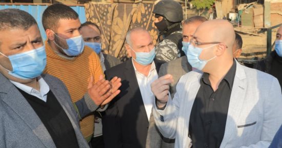 رحلة إنجاز من العشوائية إلى المظهر الحضارى.. تطوير ورفع كفاءة سوق الدهشورى بمدينة بنى سويف على مساحة 2900 متر.. بدء تسليم الموقع للشركة المنفذة.. والمحافظ: أعمال التطوير تتضمن إنشاء 79 باكية وفرشا للخضار