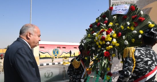 محافظ قنا ومدير الأمن يضعان إكليلا من الزهور على النصب التذكارى لشهداء الشرطة