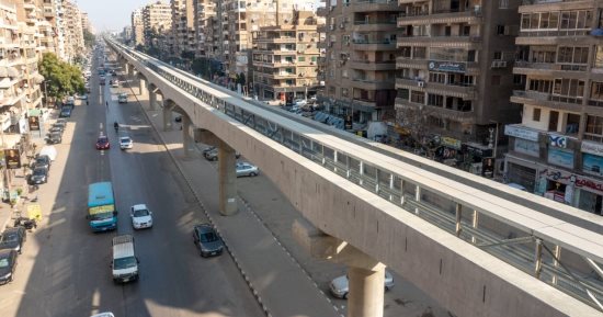 تركيب الشبكة الكهربائية لمونوريل شرق النيل استعدادا لتشغيله.. صور