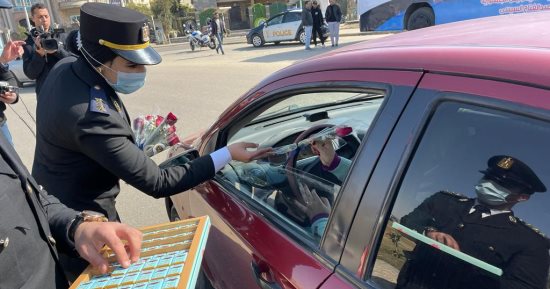 اليوم الشرطة فى عيد.. توزيع كتيبات إرشادات مرورية بالقيادة السليمة لتفادي حوادث الطرق.. مسيرات باللانشات واستعراضات مائية خاصة بالقرب من الكباري والكورنيش.. والأهالى يلتقطون الصور مع الأبطال فى عيدهم الـ 71 