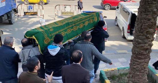 وصول جثمان والد مى فاروق لمسجد الحصرى.. والمطربة تطلب عدم التصوير