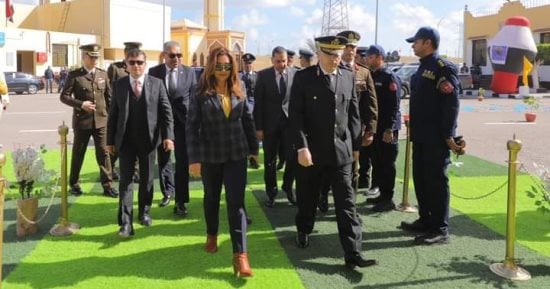 محافظ دمياط تضع إكليلا من الزهور على النصب التذكارى للشهداء احتفالا بعيد الشرطة