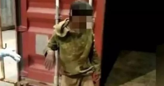 طفل يختبئ داخل حاوية شحن أثناء لعب "الاستغماية" ليجد نفسه فى بلد آخر.. فيديو