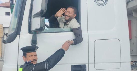 رجال المرور يوزعون الورود على سائقى السيارات احتفالا بعيد الشرطة.. صور