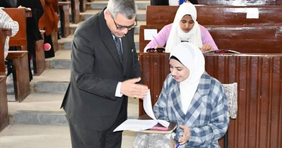 نائب رئيس جامعة القناة يتابع سير العملية الامتحانية بلجان كلية التجارة 