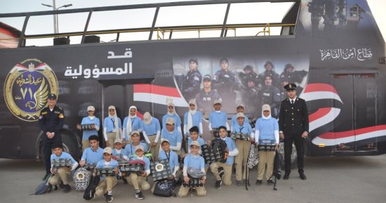 مديرية أمن القاهرة توزع بطاطين وورودا على المواطنين فى عيد الشرطة.. صور