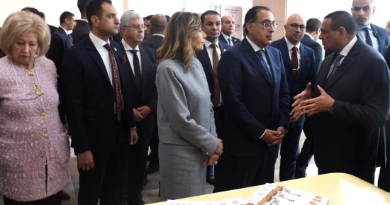 رئيس الوزراء يتفقد جناح وزارة التنمية المحلية بمعرض القاهرة الدولى للكتاب
