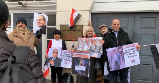 الجالية المصرية فى بريطانيا تحتفل أمام سفارة مصر بعيد الشرطة