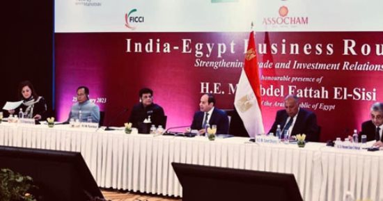 الرئيس السيسى يعقد اجتماعًا مع رؤساء كبرى الشركات الهندية ورجال الأعمال الهنود.. أكد حرص مصر على تطوير علاقات التعاون الاقتصادي والتجارى.. الرئيس: المشروعات العملاقة الجاري تنفيذها توفر فرصًا استثمارية متنوعة