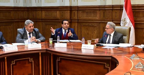 لجنة الإدارة المحلية تشيد بجهود حازم عمر نائب محافظ قنا وتعاونه مع النواب