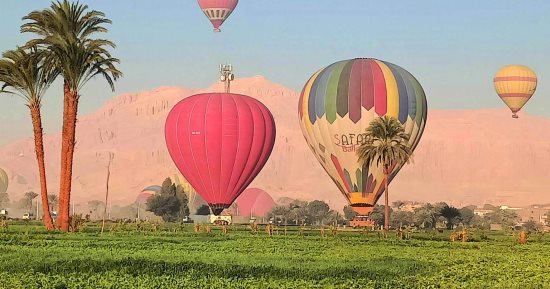 سماء الأقصر تشهد تحليق 95 رحلة بالون طائر على متنها 1900 سائح.. صور