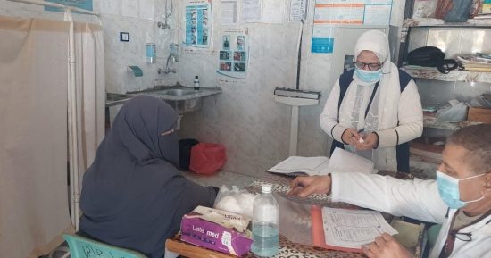 الكشف على 251 مواطنا فى قافلة لحياة كريمة بقرية أم الحويطات بسفاجا ..صور