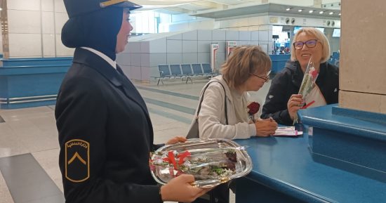 أمن مطار القاهرة يحتفل بعيد الشرطة المصرية مع المسافرين بالورود.. صور   