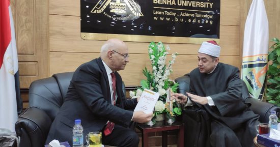 "أوقاف القليوبية" تهدى جامعة بنها سلسلة المختصر الشافى.. صور