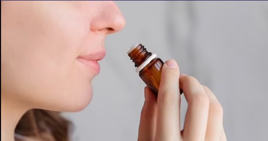 لو مرهق في العمل جرب استنشاق زيت الورد..يقلل التوتر والألم