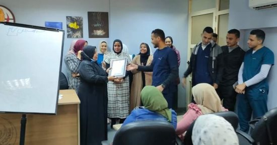 وكيل وزارة الصحة بالأقصر يكرم ممرضى الرعاية المركزة بمستشفى الحميات.. صور