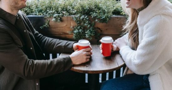 إتيكيت التعامل مع الآخرين فى اللقاء الأول.. سواء بداية صداقة أو حب