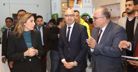 وزيرة الثقافة تتفقد أجنحة العرض وتلتقط الصور مع جمهور معرض الكتاب