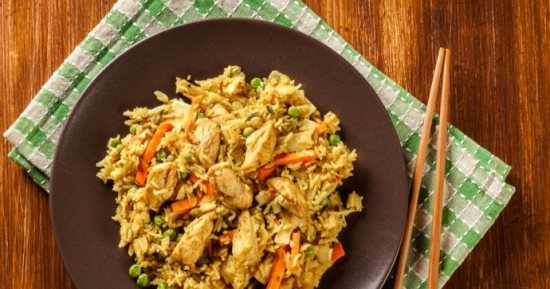 طريقة عمل الأرز المقلي بالبيض والدجاج والجمبري.. أكلات جديدة