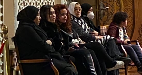 الحزن يسيطر على المطربة مى فاروق فى عزاء والدها.. صور