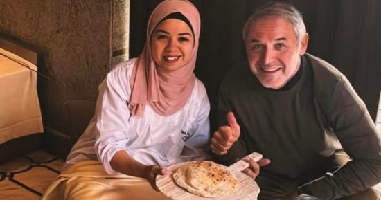 كولر مداعبا المصريين: الحياة مثل العيش تتطلب الكثير من الجهد لتحقيق الأهداف