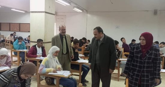 نائب رئيس جامعة بنها يتفقد امتحانات كلية الطب البيطرى.. صور