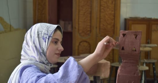 "مريم" بكفر الشيخ تبدع فى الرسومات والأعمال اليدوية وشاركت فى 6 معارض.. صور