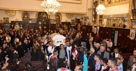 الكنيسة تصلى صلوات تجنيز القمص سيدراك إبراهيم كاهن كنيسة الشهيد مارجرجس بالقللى