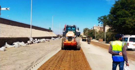 محافظ أسوان يوجه بالإسراع فى تنفيذ الطريق الإقليمى الشرقى