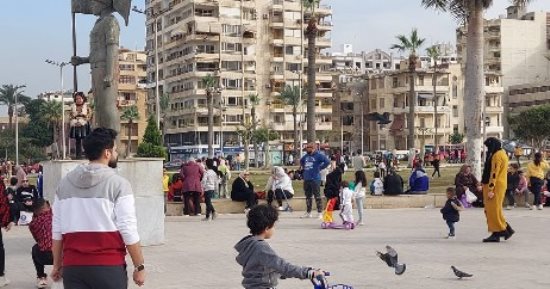الرحلات تتوافد على ميدان الشهداء ببورسعيد والتقاط الصور مع حمام السلام