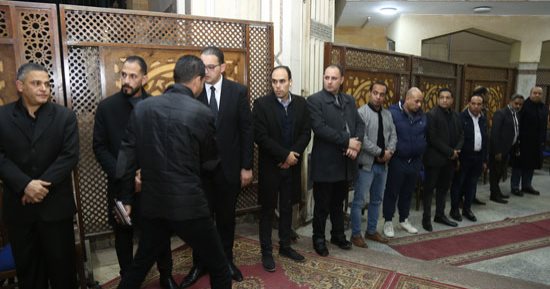 رؤساء تحرير الصحف يؤدون واجب العزاء فى الراحل علام عبد الغفار بالحامدية الشاذلية.. صور