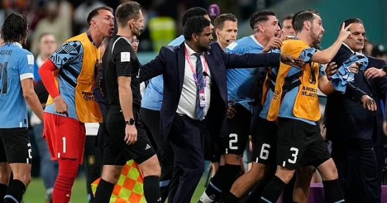 فيفا يعاقب 4 لاعبين من منتخب أوروجواى بسبب أحداث كأس العالم 2022