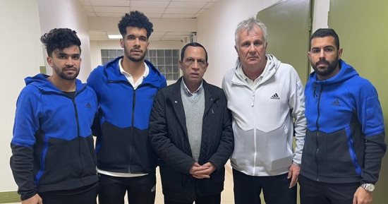 زوران وثلاثى الاتحاد السكندرى فى زيارة للمشجع المُصاب.. صورة