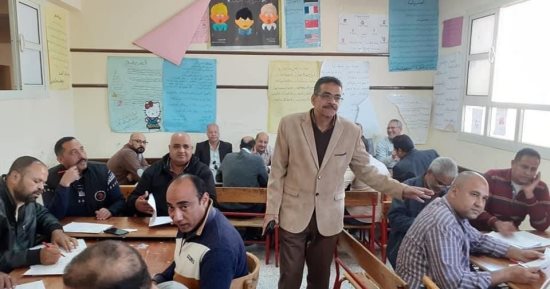مدير تعليم البحر الأحمر يتفقد أعمال التصحيح والتقدير لأوراق طلاب الإعدادية