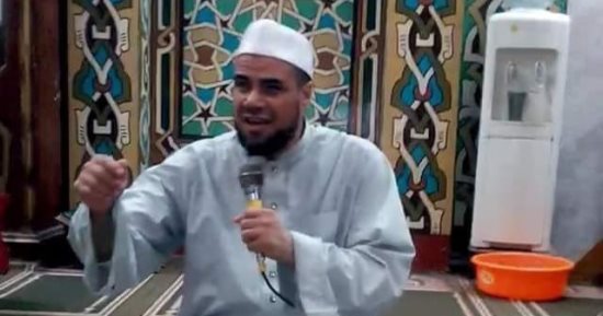 حسن الخاتمة.. تفاصيل الساعات الأخيرة فى حياة إمام مسجد بالشرقية توفى قبل خطبة الجمعة.. زوجته: قضى ليلته الأخيرة يتلو القرآن.. شقيقاته: كان بارا بنا.. ووزير الأوقاف يكلف مندوبا عنه بأداء واجب العزاء.. صور
