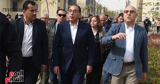 رئيس الوزراء خلال جولته بحدائق العاصمة: الانتهاء من 30 ألف وحدة سكنية بالحي الأول.. والدولة حريصة على تحقيق مطلب أساسي لحقوق الإنسان وهى سكن لكل مواطن.. والمصانع عادت للعمل بكامل طاقتها ولديها مخزون يكفى شهرين