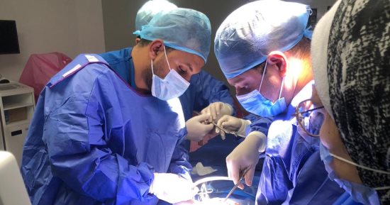 إجراء أول التدخلات الجراحية الميكروسكوبية للمخ والأعصاب بمستشفى سوهاج الجامعى