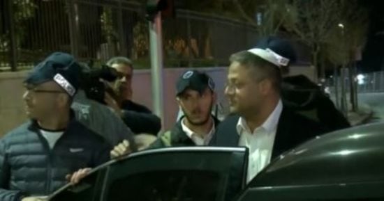 مستوطنون يهاجمون وزير الأمن الإسرائيلى أثناء تفقده مكان إطلاق النار بالقدس.. فيديو