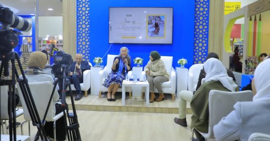 جناح مجلس حكماء المسلمين بمعرض الكتاب يناقش جهود "منتدى شباب صنَّاع السلام"