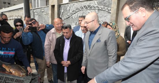 محافظ بنى سويف يتفقد منافذ وزارة الزراعة المتنقلة قبل تحركها لبيع السلع