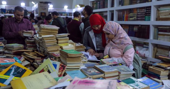 الدورة 55 من معرض القاهرة الدولى للكتاب.. نصائح للقراء الجدد: إصنع جدولا زمنيا وشارك في الفعاليات واستفد من بالخصومات.. إختر الكتاب المناسب لكل مرحلةعمرية.. القراءة تجعل الطفل يتعلم سريعًا