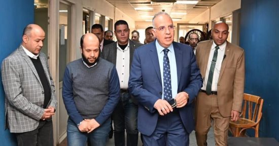 جولة مفاجئة لوزير الرى فى مقر مصلحة الميكانيكا والكهرباء 