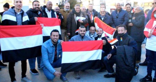 احتفالا بعيد الشرطة وتأييدا للرئيس السيسي.. وقفة للمصريين أمام سفارة مصر بصربيا.. صور
